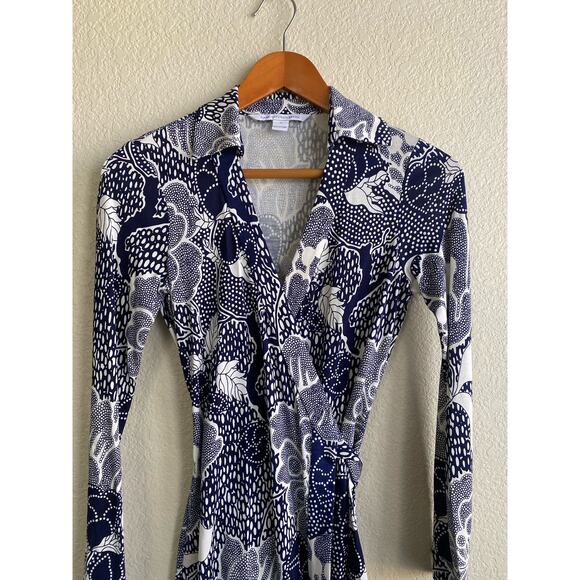 Diane Von Furstenberg Dresses & Skirts - Diane Von Furstenberg Wrap Dress Size 2 Blue and White 100% Silk DVF Dress